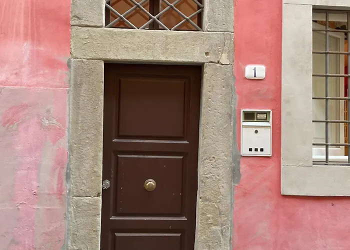 Coach Number 1 Apartman *